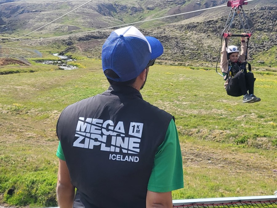 Gestur á sviflínu Mega Zipline við Hveragerði