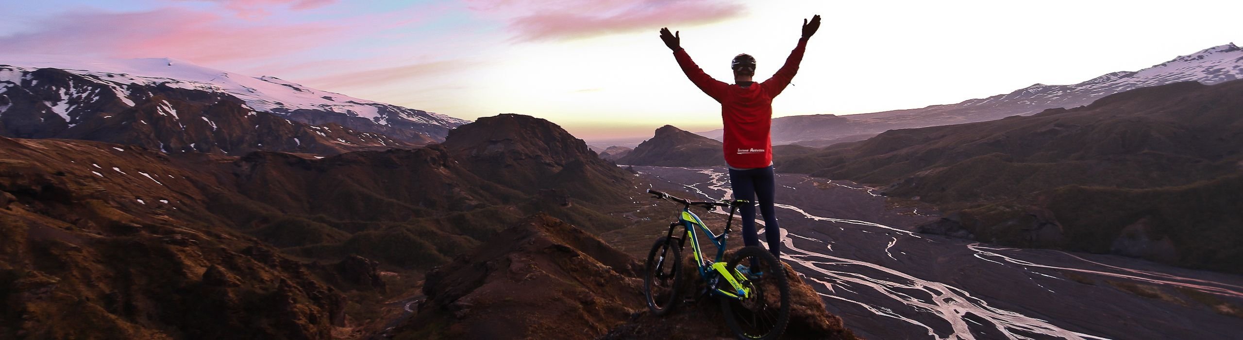 Fjallahjólamaður á útsýnisstað á mynd Iceland Activities